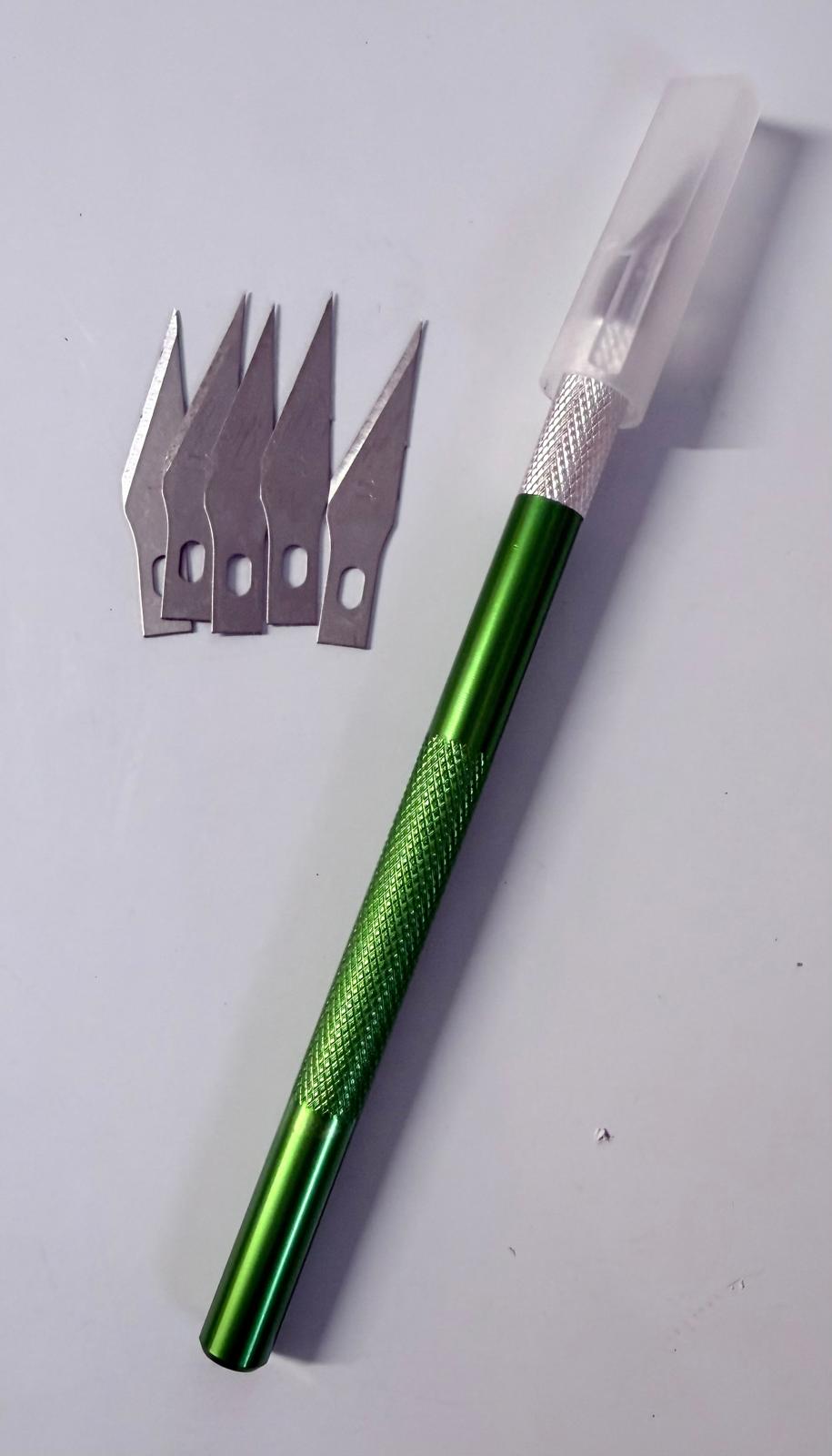 Cutter verde 5 cuchillas extras.