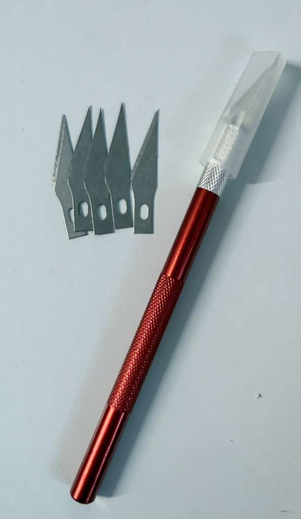 Cutter rojo 5 cuchillas extras.