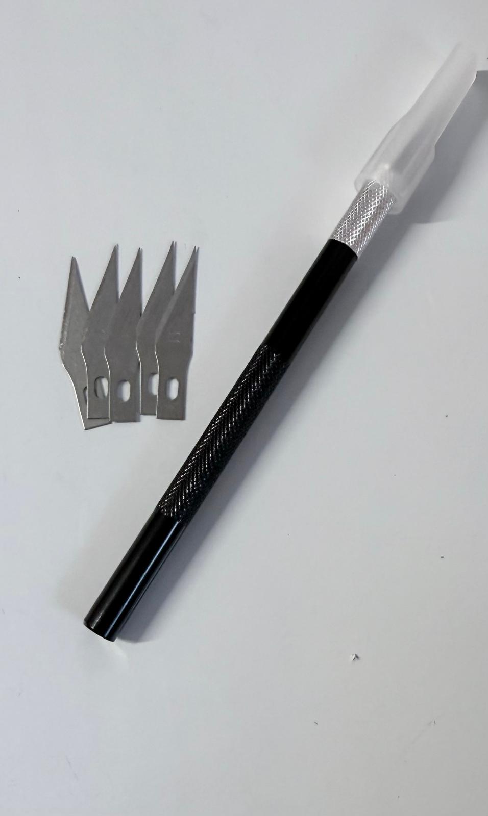 Cutter negro 5 cuchillas extras.