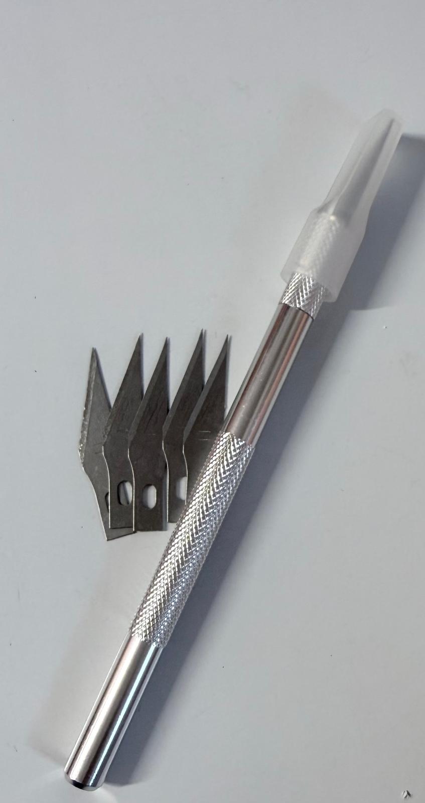 Cutter gris 5 cuchillas extras.