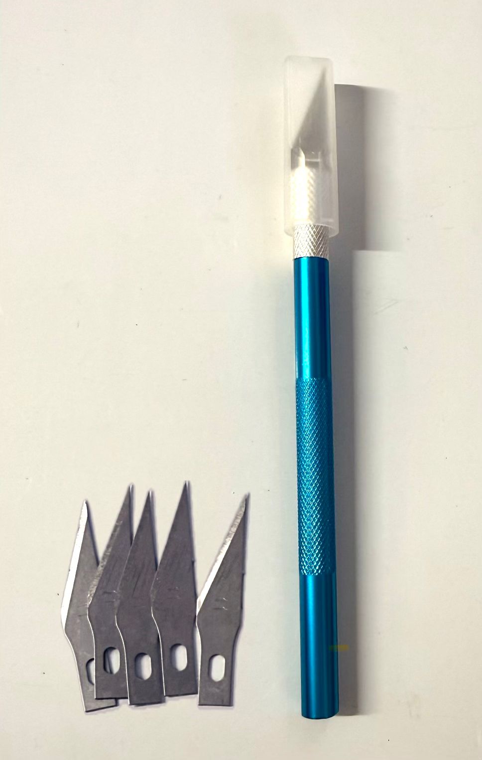 Cutter azul 5 cuchillas extras.